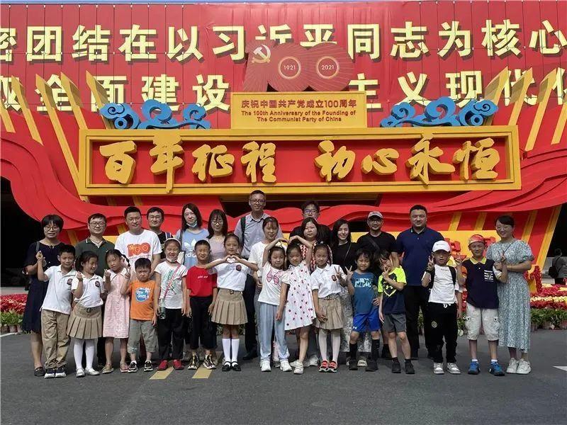 薛凯琪穿镂空叶片拼接裙 逆生长少女感溢出屏幕